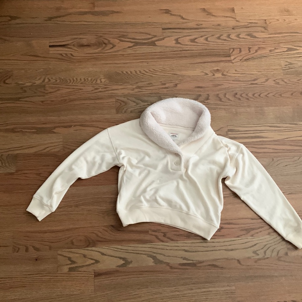 Is more of a a off white but the fur is white